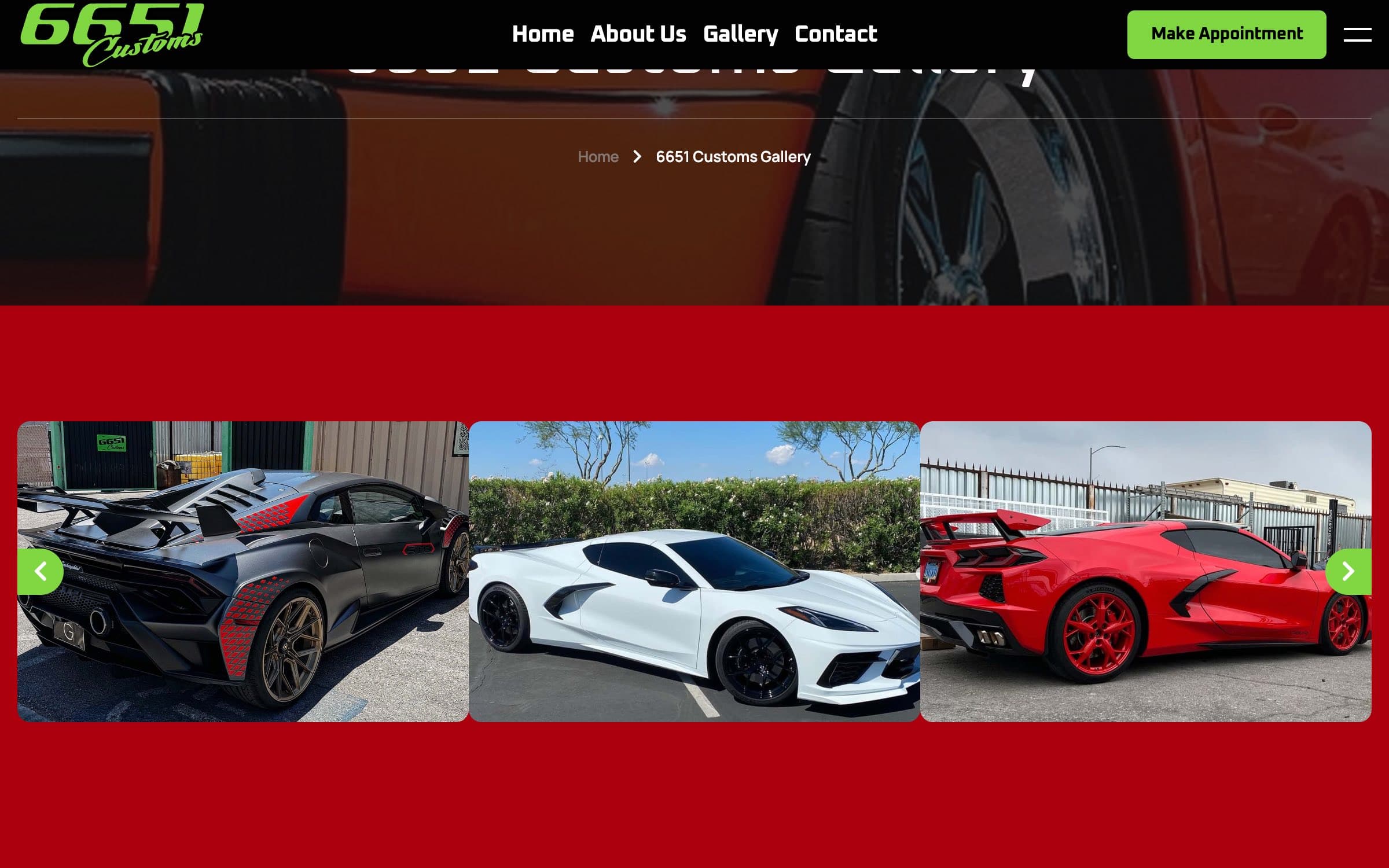 Galería de 6651 Customs: una franja roja con un carrusel de un Lamborghini negro, un Corvette blanco y un Corvette rojo